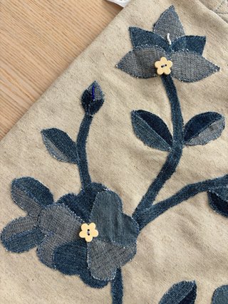 Bolso de tela con flores de denim hecho a mano