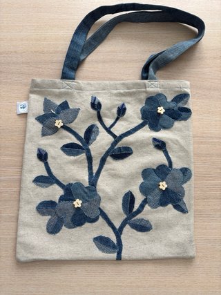 Bolso de tela con flores de denim hecho a mano