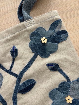 Bolso de tela con flores de denim hecho a mano