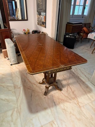 Mesa de comedor clásica de madera