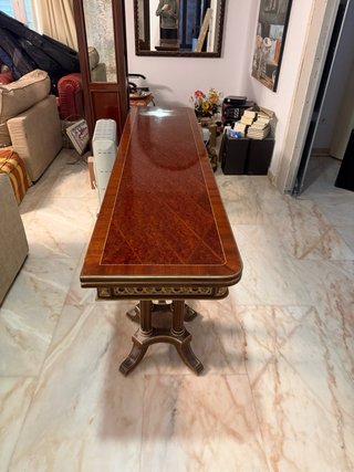 Mesa de comedor clásica de madera