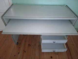 Escritorio gris y blanco con cajones.