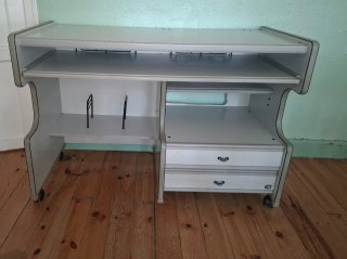 Escritorio gris y blanco con cajones.