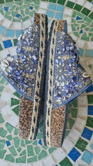 Sandalias azules con pedrería y conchas