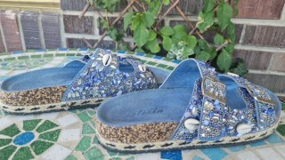 Sandalias azules con pedrería y conchas