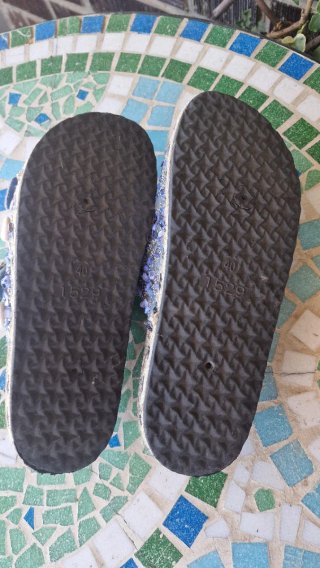 Sandalias azules con pedrería y conchas
