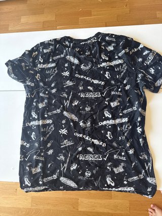 Camiseta estampada letras negra