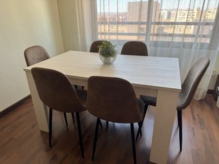 Mesa comedor blanca con vetas marrones