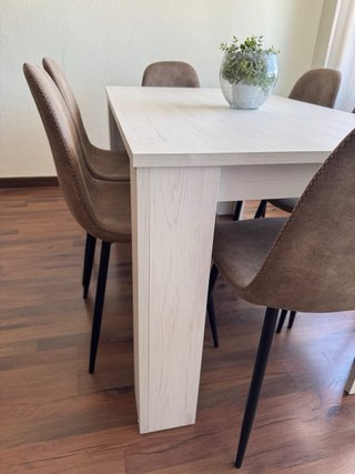 Mesa comedor blanca con vetas marrones