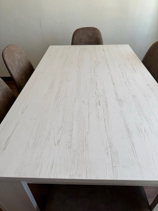 Mesa comedor blanca con vetas marrones