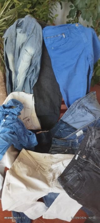 Consegna di Abbigliamento: Pantaloni e Camicette