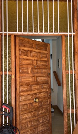 Puerta madera exterior con cristal