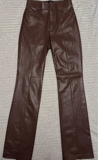 Pantalón efecto piel Zara marrón