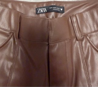 Pantalón efecto piel Zara marrón
