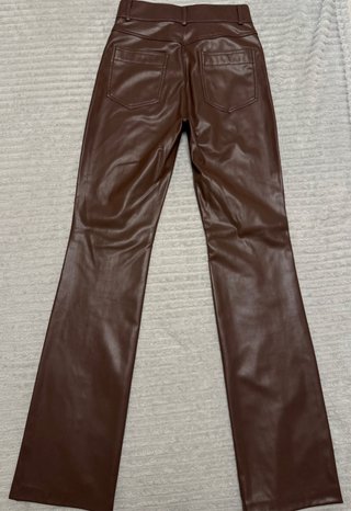 Pantalón efecto piel Zara marrón
