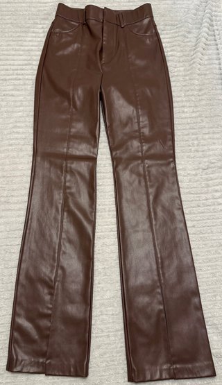 Pantalón efecto piel Zara marrón