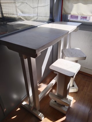 Mesa alta y 2 taburetes blancos