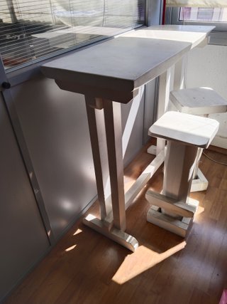 Mesa alta y 2 taburetes blancos