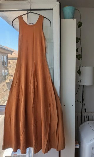 Vestido marrón casual, largo sin mangas