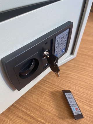 Caja fuerte digital con teclado numérico
