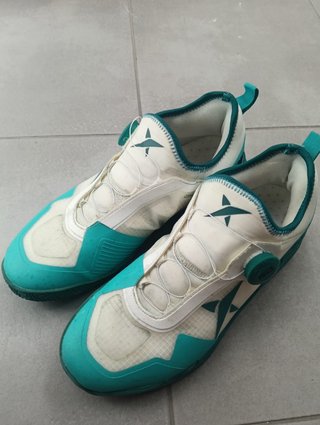 Zapatillas Padel Teal y Blanco