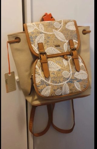 Mochila Tan con bolsillo frontal