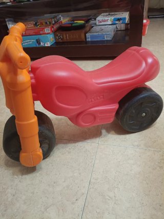 Moto de juguete infantil roja