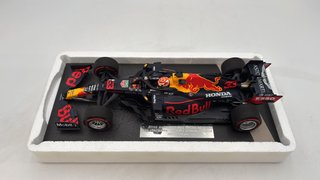 MIN113200233 Minichamps Aston Martin Red Bull Raci