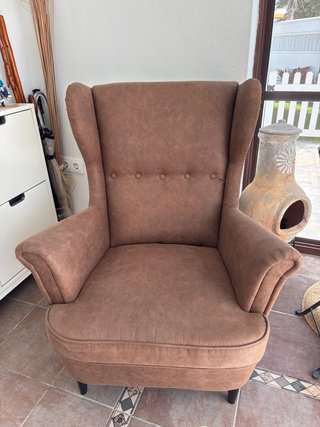 Sillón orejero marrón polipiel