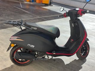 Moto Mitt 50cc Scooter Negra y Roja