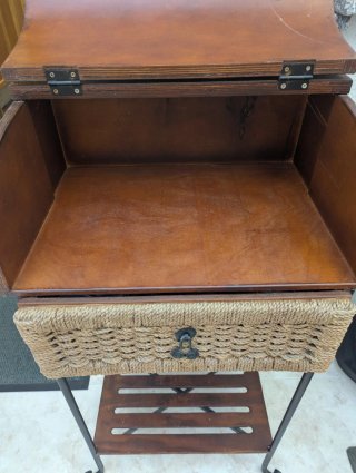 Mueble auxiliar panera de madera y mimbre