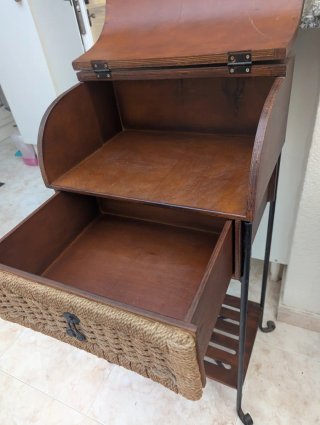 Mueble auxiliar panera de madera y mimbre