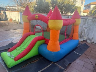 Castillo hinchable infantil con tobogán.