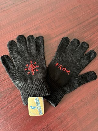 Guantes FROM negros con diseño rojo