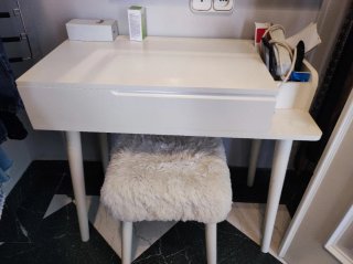 Tocador con silla mullida