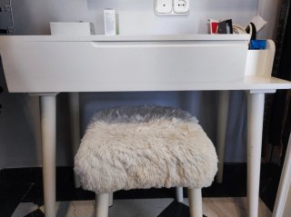 Tocador con silla mullida