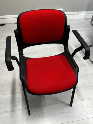 Silla de oficina roja y negra