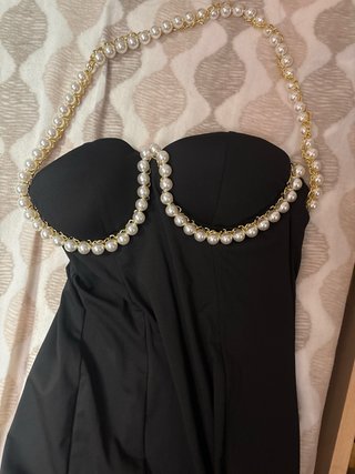 Vestido negro con perlas y cadena dorada