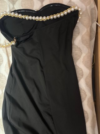 Vestido negro con perlas y cadena dorada