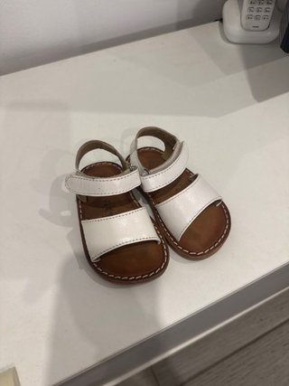 Sandalias blancas y marrones