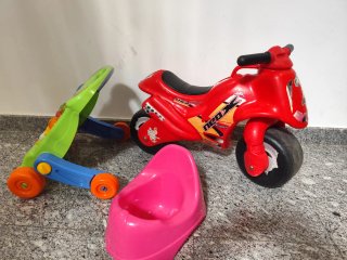 Lote: Moto correpasillos, andador y orinal