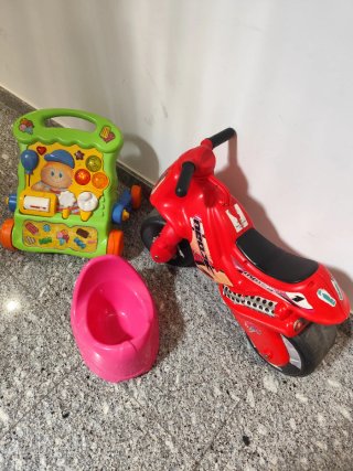 Lote: Moto correpasillos, andador y orinal