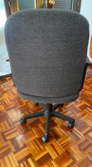 Silla de estudio gris con ruedas
