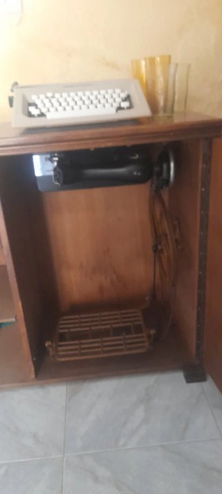 Mueble de madera para máquina de coser