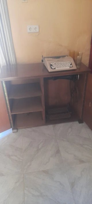 Mueble de madera para máquina de coser