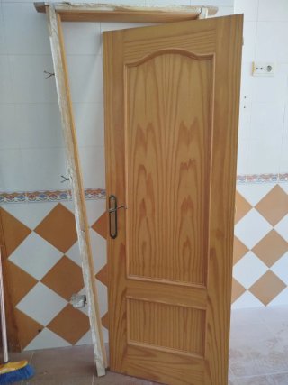 Puerta madera maciza con marco y manilla