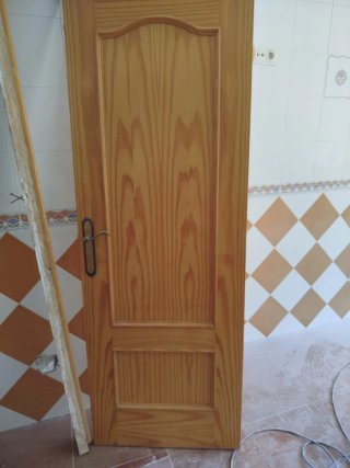 Puerta madera maciza con marco y manilla
