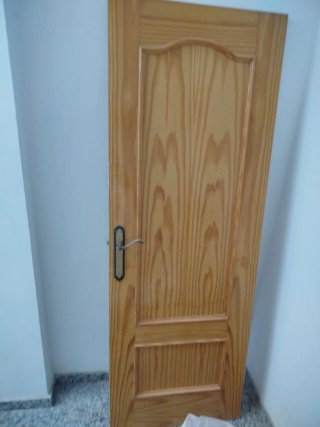 Puerta madera maciza con marco y manilla