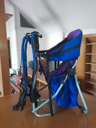 Mochila portabebés azul y morado