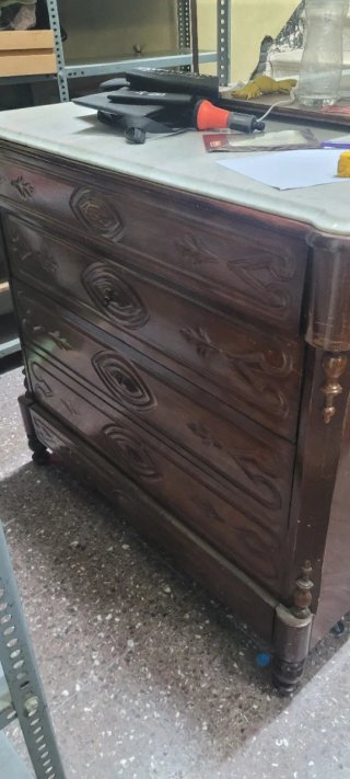 Cajonera de madera con tapa de mármol